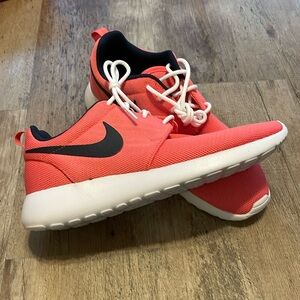 Wmns Nike Roshe one 9.5 nwt